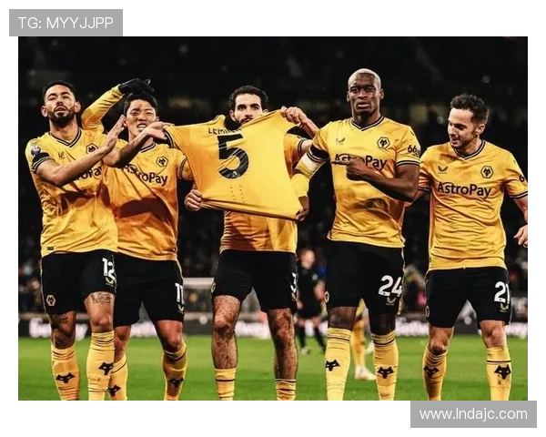 狼队对阵谢斯伯利激战正酣球迷期待精彩进球与战术较量